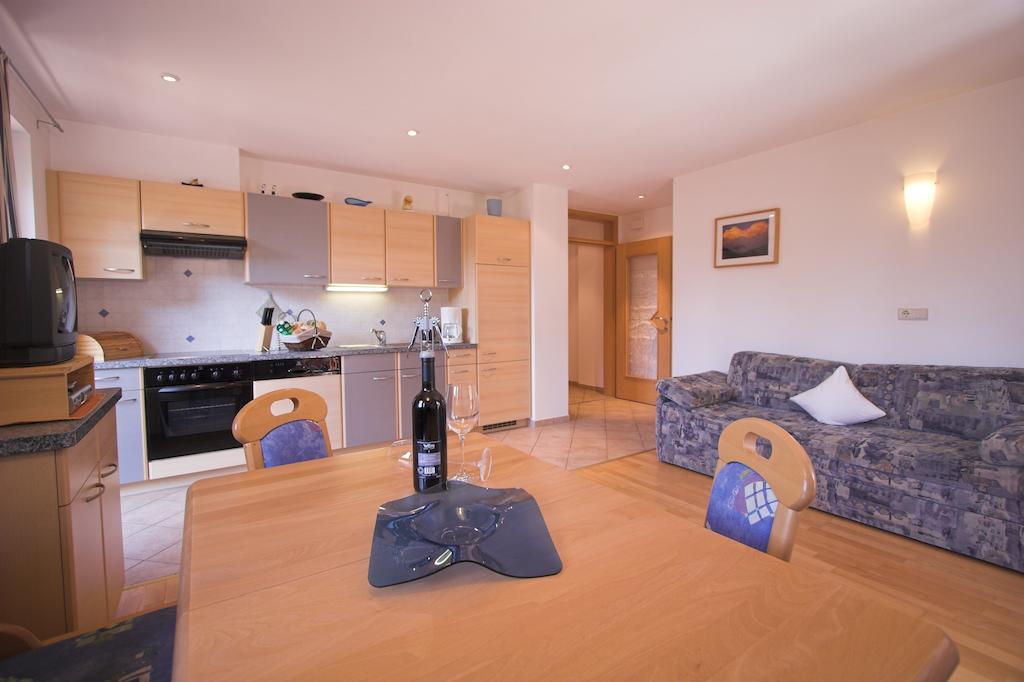 Apartments Dilln Guetl Тирес Номер фото