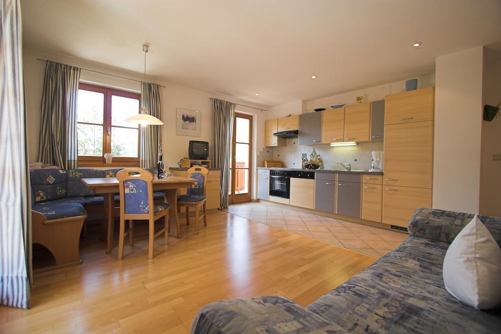 Apartments Dilln Guetl Тирес Номер фото