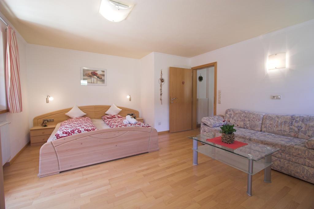 Apartments Dilln Guetl Тирес Номер фото